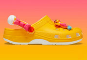 Crocs Classic Clog McDonald's Birdie inspirées de Birdie the Early Bird, avec design exclusif, bride pivotante et semelle légère en résine Croslite™.