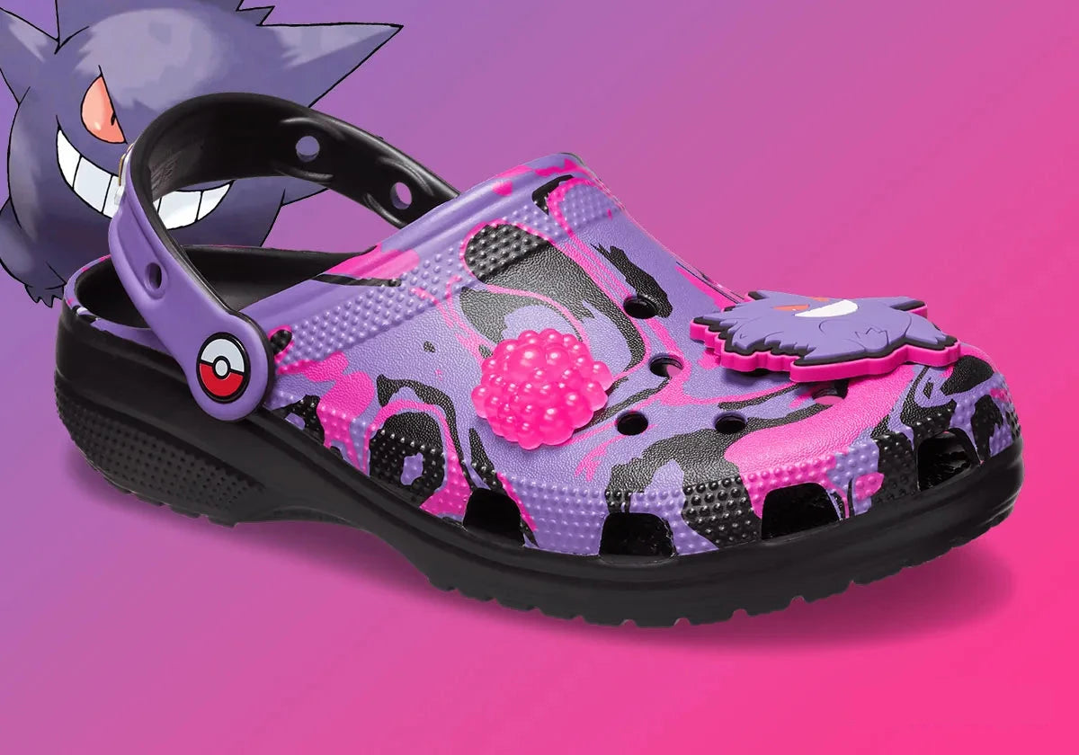 Crocs Classic Clog Pokémon Gengar inspirées d'Ectoplasma, avec design exclusif, bride pivotante et semelle légère en résine Croslite™.