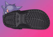 Crocs Classic Clog Pokémon Gengar inspirées d'Ectoplasma, avec design exclusif, bride pivotante et semelle légère en résine Croslite™.