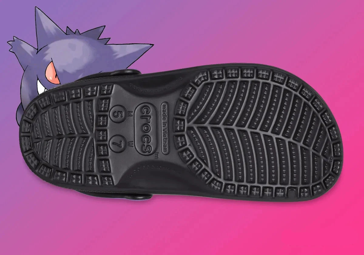 Crocs Classic Clog Pokémon Gengar inspirées d'Ectoplasma, avec design exclusif, bride pivotante et semelle légère en résine Croslite™.