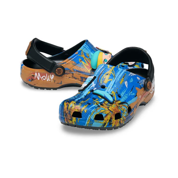 Crocs Classic Clog Pop Mart MEGA SPACE MOLLY avec accessoires spatiaux, Jibbitz exclusifs et design inspiré de l’univers futuriste de MOLLY.