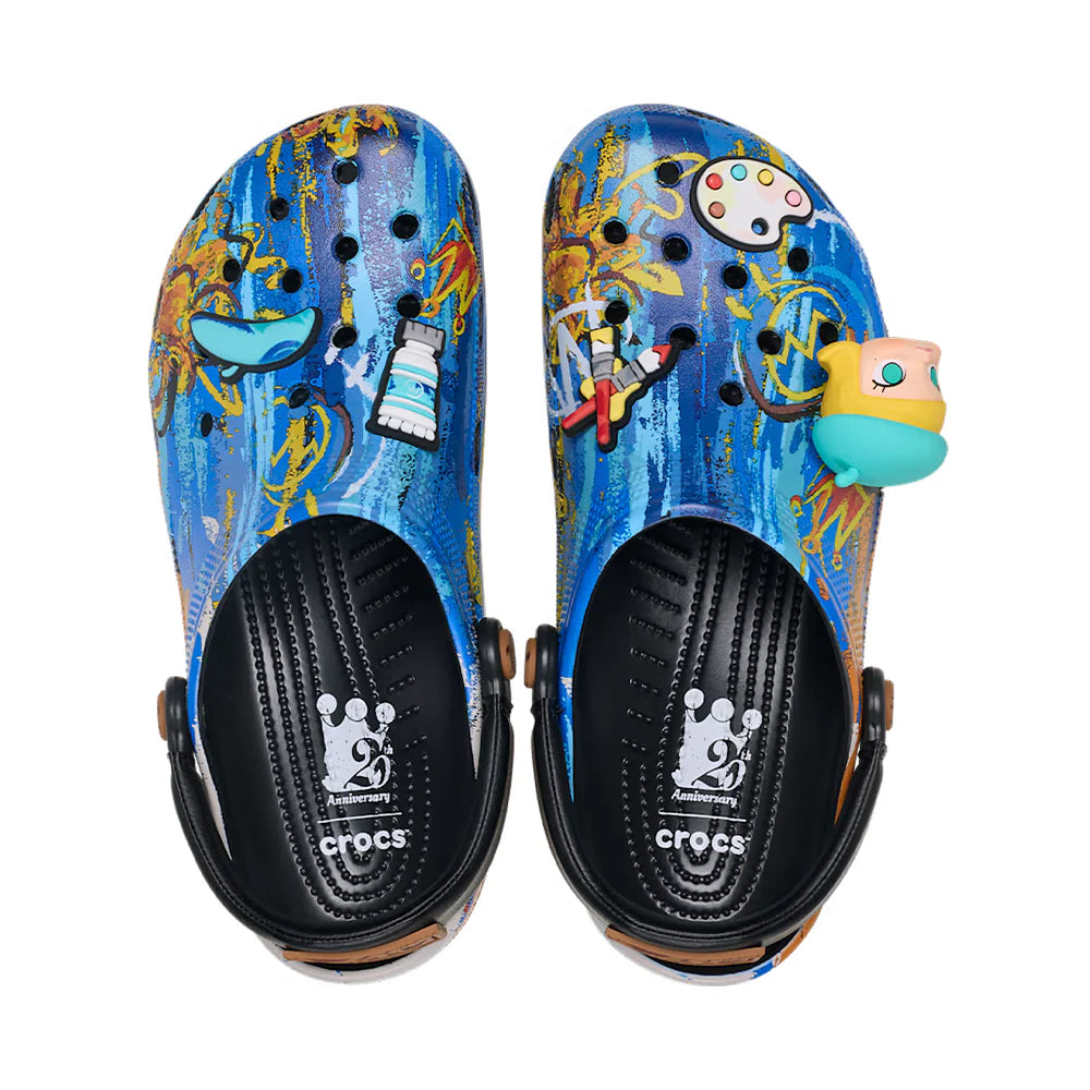 Crocs Classic Clog Pop Mart MEGA SPACE MOLLY avec accessoires spatiaux, Jibbitz exclusifs et design inspiré de l’univers futuriste de MOLLY.