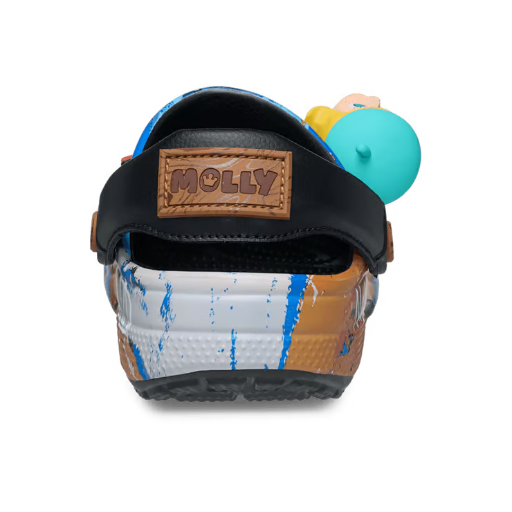 Crocs Classic Clog Pop Mart MEGA SPACE MOLLY avec accessoires spatiaux, Jibbitz exclusifs et design inspiré de l’univers futuriste de MOLLY.