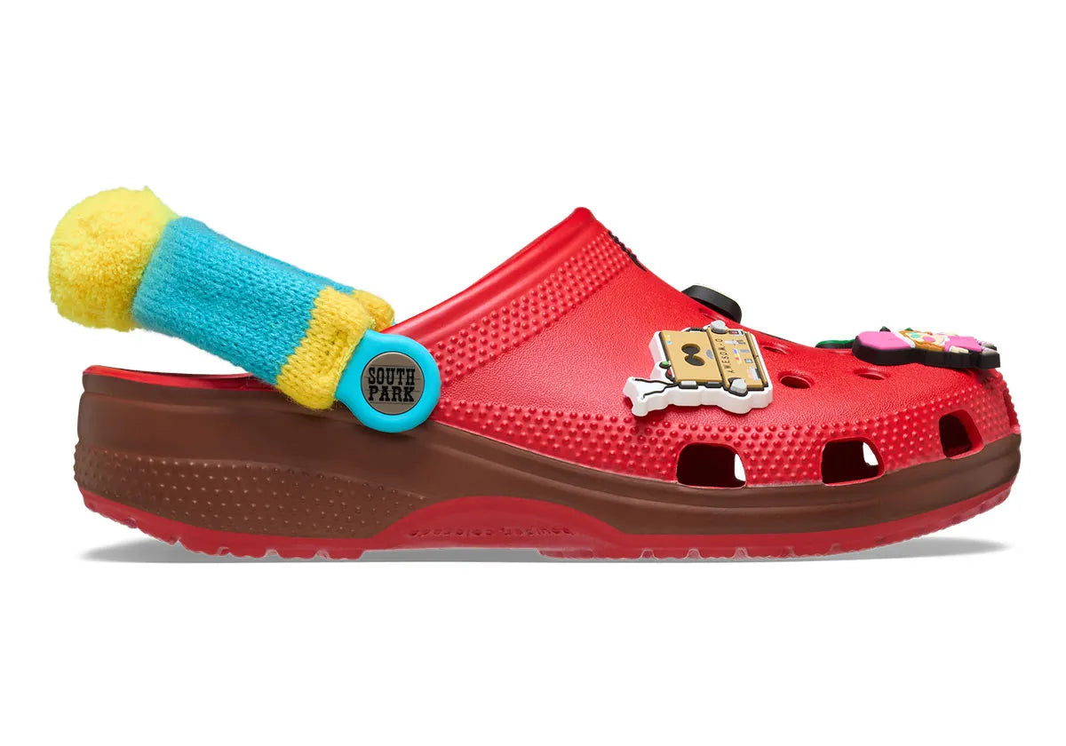 Crocs Classic Clog South Park Cartman inspirées d'Eric Cartman, avec design exclusif, bride pivotante et semelle légère en résine Croslite™.