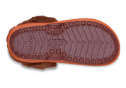 Crocs Classic Clog South Park Kenny inspirées de Kenny McCormick, avec design exclusif, bride pivotante et semelle légère en résine Croslite™.