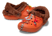 Crocs Classic Clog South Park Kenny inspirées de Kenny McCormick, avec design exclusif, bride pivotante et semelle légère en résine Croslite™.