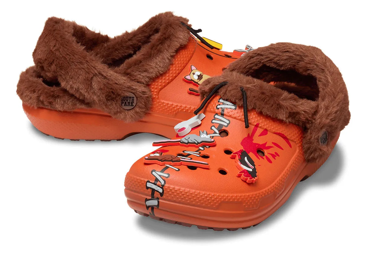 Crocs Classic Clog South Park Kenny inspirées de Kenny McCormick, avec design exclusif, bride pivotante et semelle légère en résine Croslite™.