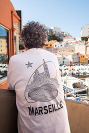 T-shirt blanc Global Sneakers x Ailleurs/Higher Marseille – sérigraphie artisanale avec Notre-Dame de la Garde et le Vélodrome", vue de dos porté