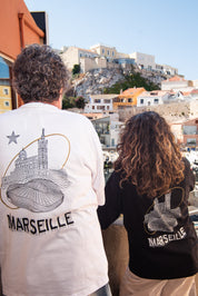 T-shirt noir Global Sneakers x Ailleurs/Higher Marseille – sérigraphie blanche et dorée avec monuments marseillais", vue de dos