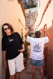 T-shirt noir Global Sneakers x Ailleurs/Higher Marseille – sérigraphie blanche et dorée avec monuments marseillais", vue de dos et de face 