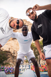 T-shirt noir Global Sneakers x Ailleurs/Higher Marseille – sérigraphie blanche et dorée avec monuments marseillais", porter par 3 mannequins dans les déclinaisons de couleurs