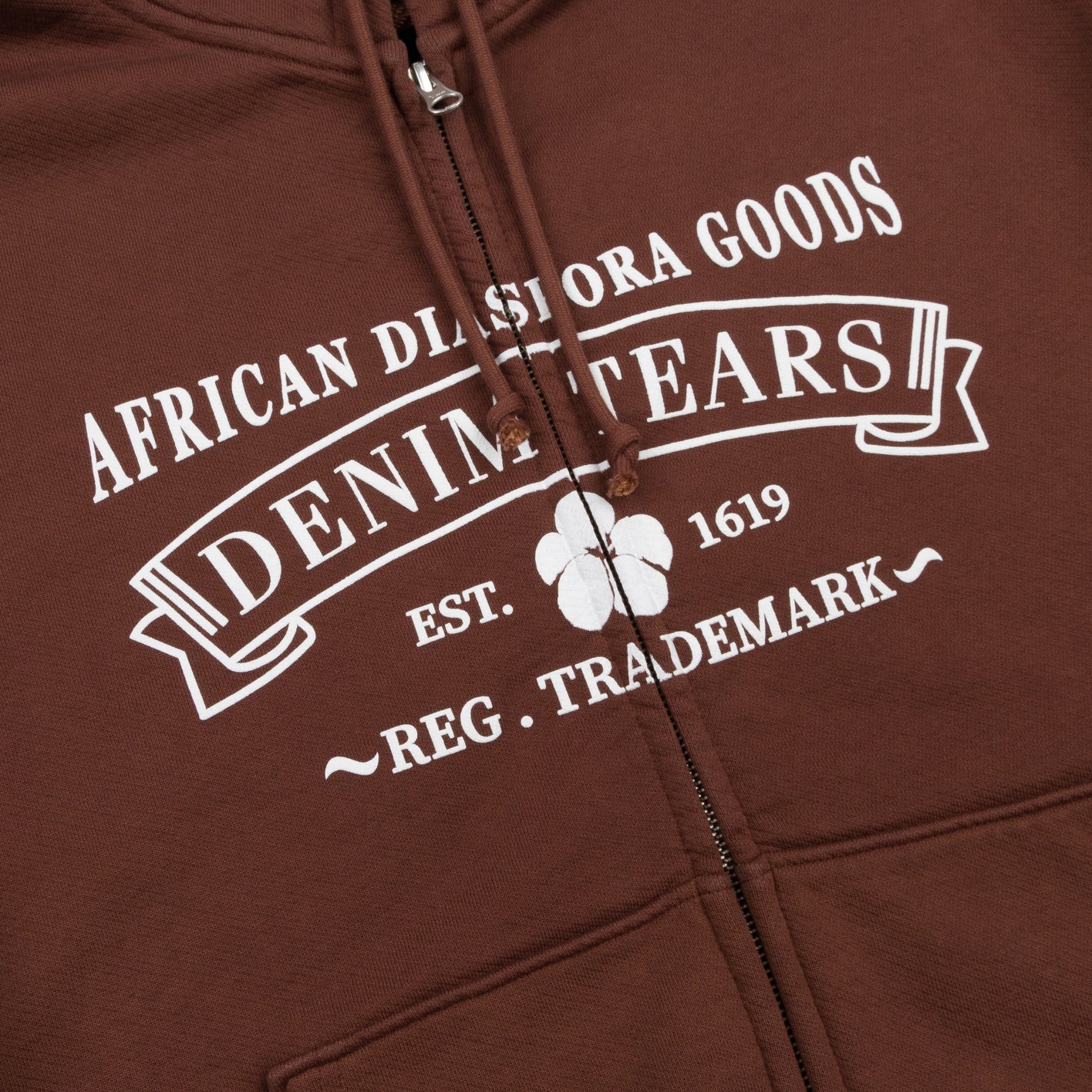 Denim Tears ADG Zip Hoodie Brown, sweat à capuche zippé marron Denim Tears avec manches longues et détails graphiques.