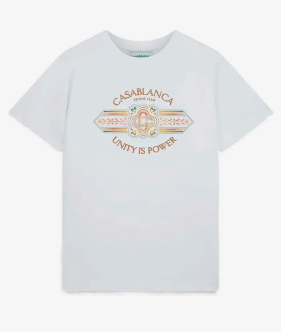 Multicolor, un tee-shirt blanc au graphisme multicolore célébrant l’unité et l’univers artistique Casablanca.