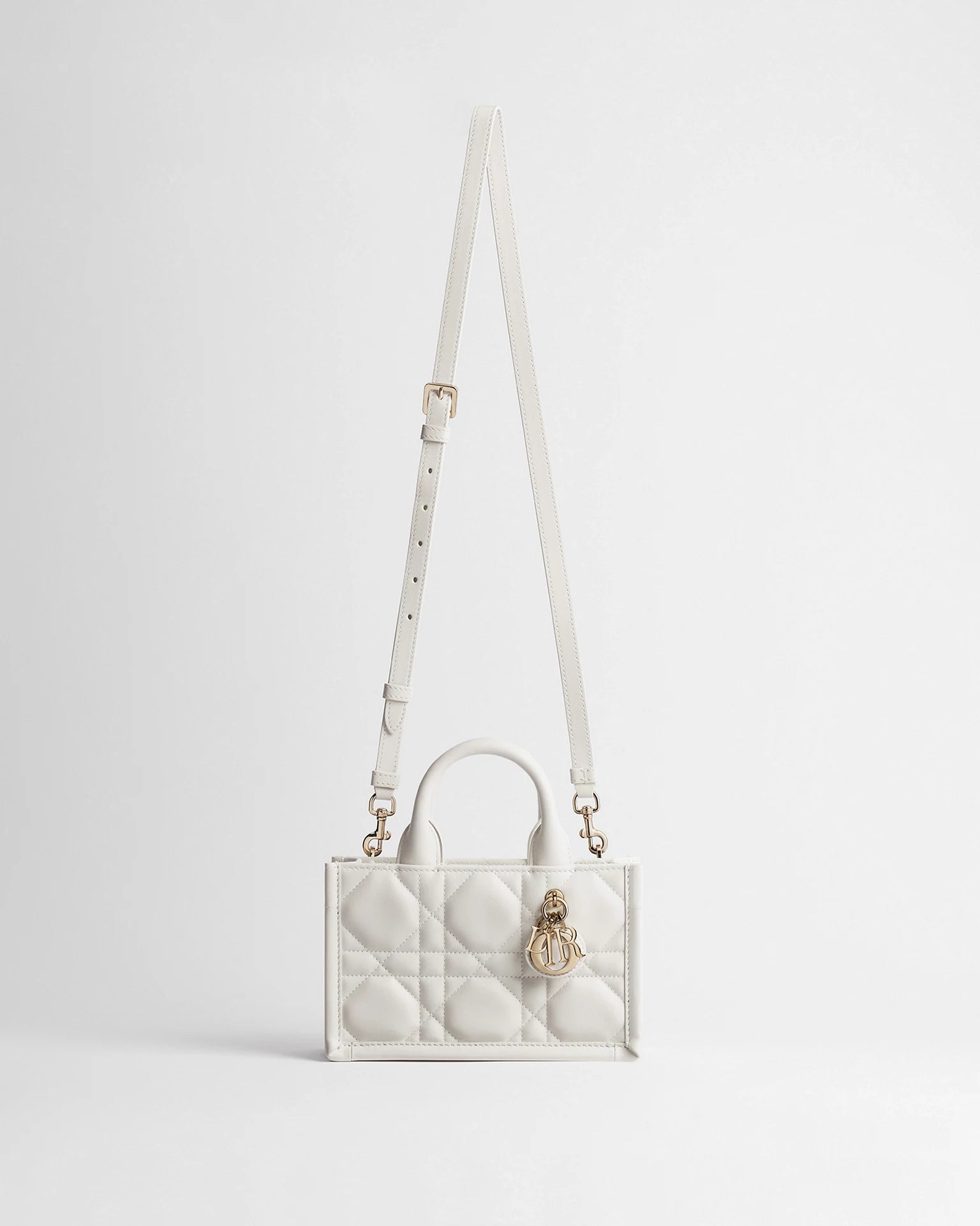 Dior Mini Dior Book Macrocannage Calfskin Tote Latte, mini sac cabas en cuir de veau blanc crème, surpiqûres Macrocannage et charms D.I.O.R. dorés. 