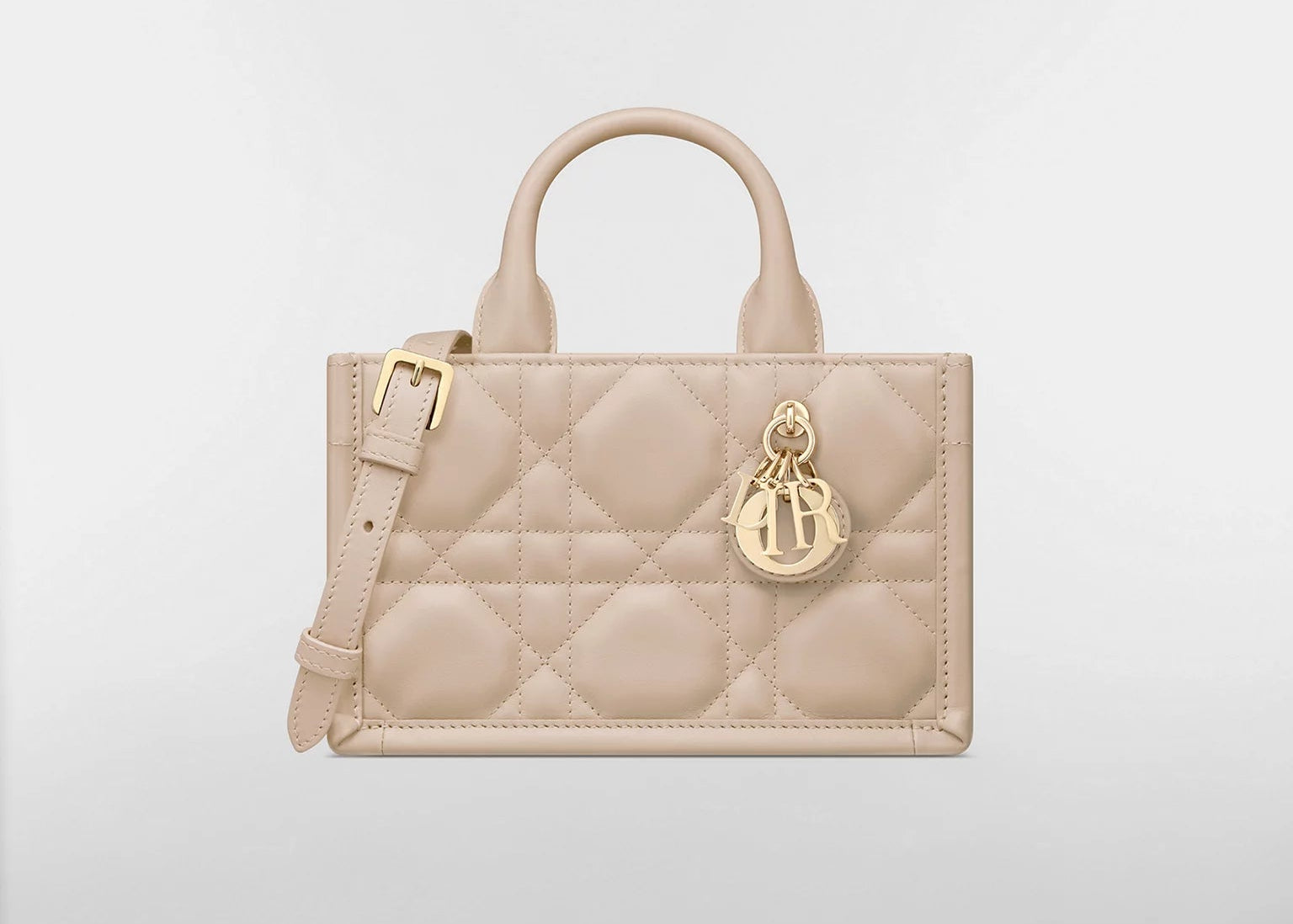 Dior Mini Dior Book Macrocannage Calfskin Tote Powder Beige, mini sac cabas en cuir de veau beige poudré avec surpiqûres Cannage et charms D.I.O.R. dorés vue de face. 