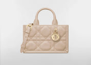 Dior Mini Dior Book Macrocannage Calfskin Tote Powder Beige, mini sac cabas en cuir de veau beige poudré avec surpiqûres Cannage et charms D.I.O.R. dorés vue de face. 