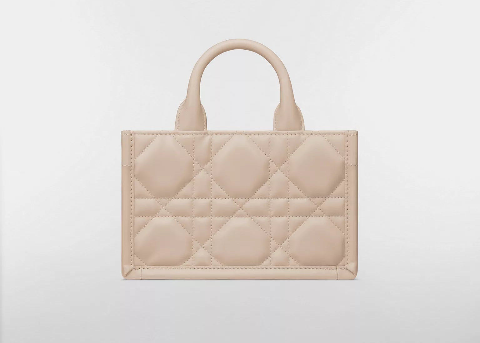 Dior Mini Dior Book Macrocannage Calfskin Tote Powder Beige, mini sac cabas en cuir de veau beige poudré avec surpiqûres Cannage et charms D.I.O.R. dorés vue de dos. 