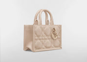 Dior Mini Dior Book Macrocannage Calfskin Tote Powder Beige, mini sac cabas en cuir de veau beige poudré avec surpiqûres Cannage et charms D.I.O.R. dorés vue de 3/4 face. 