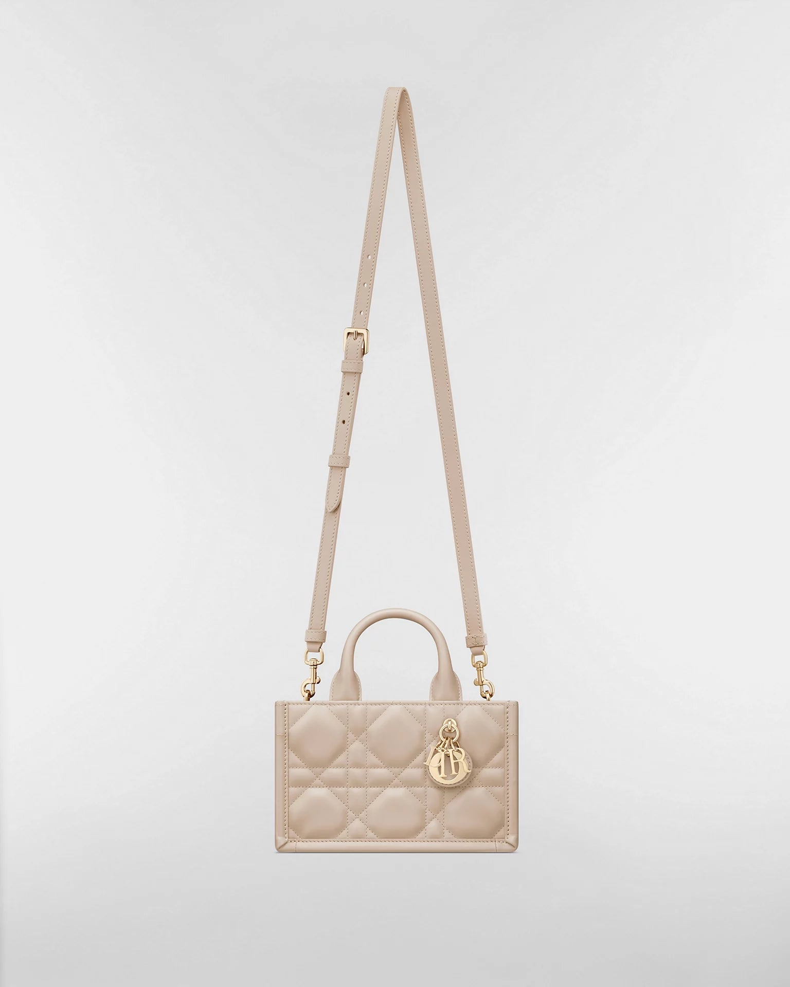 Dior Mini Dior Book Macrocannage Calfskin Tote Powder Beige, mini sac cabas en cuir de veau beige poudré avec surpiqûres Cannage et charms D.I.O.R. dorés. 