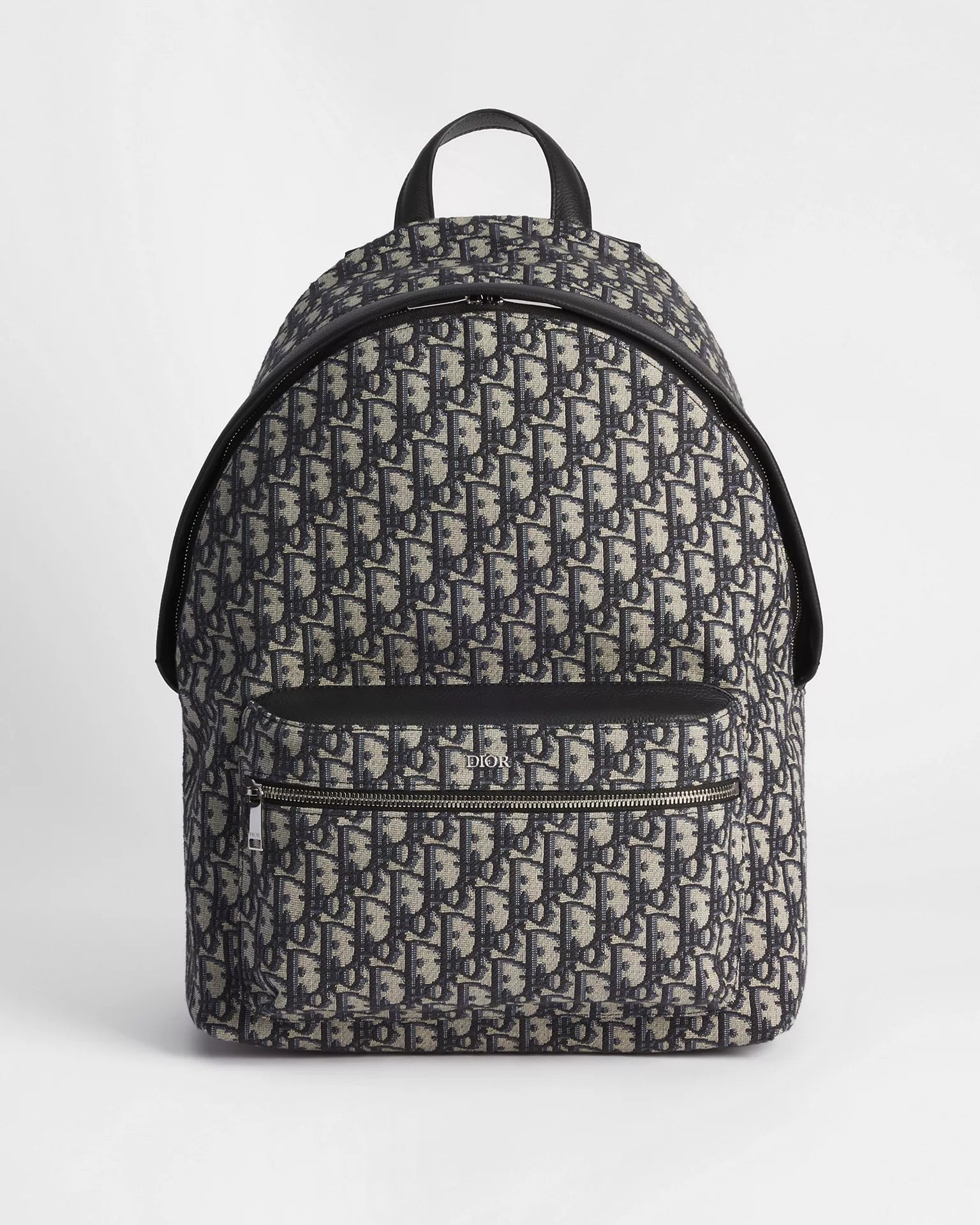Dior Rider Backpack Oblique Blue/Black, sac à dos en toile jacquard à motif Dior Oblique, finitions en cuir sombre, poche avant zippée et bretelles réglables vu de face. 