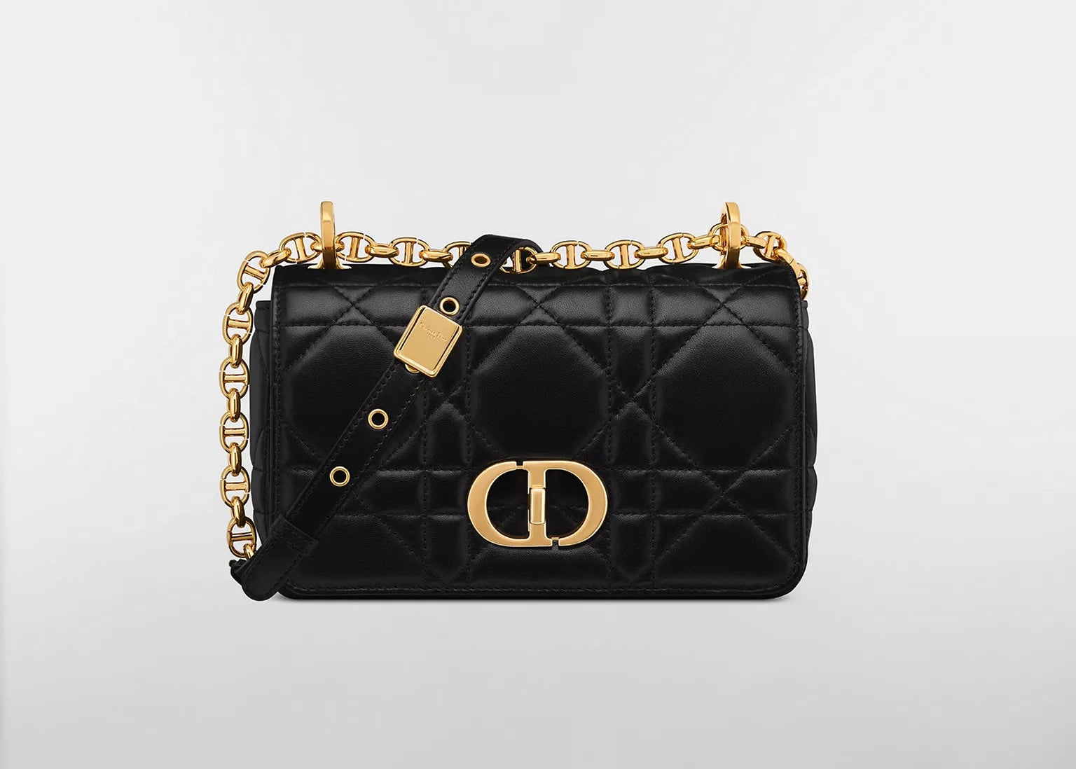 Dior Small Caro Supple Cannage Calfskin Bag Black, sac à rabat en cuir de veau noir matelassé Cannage, fermoir CD doré vieilli et bandoulière chaîne vu de face. 