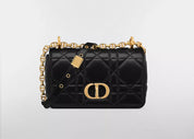 Dior Small Caro Supple Cannage Calfskin Bag Black, sac à rabat en cuir de veau noir matelassé Cannage, fermoir CD doré vieilli et bandoulière chaîne vu de face. 