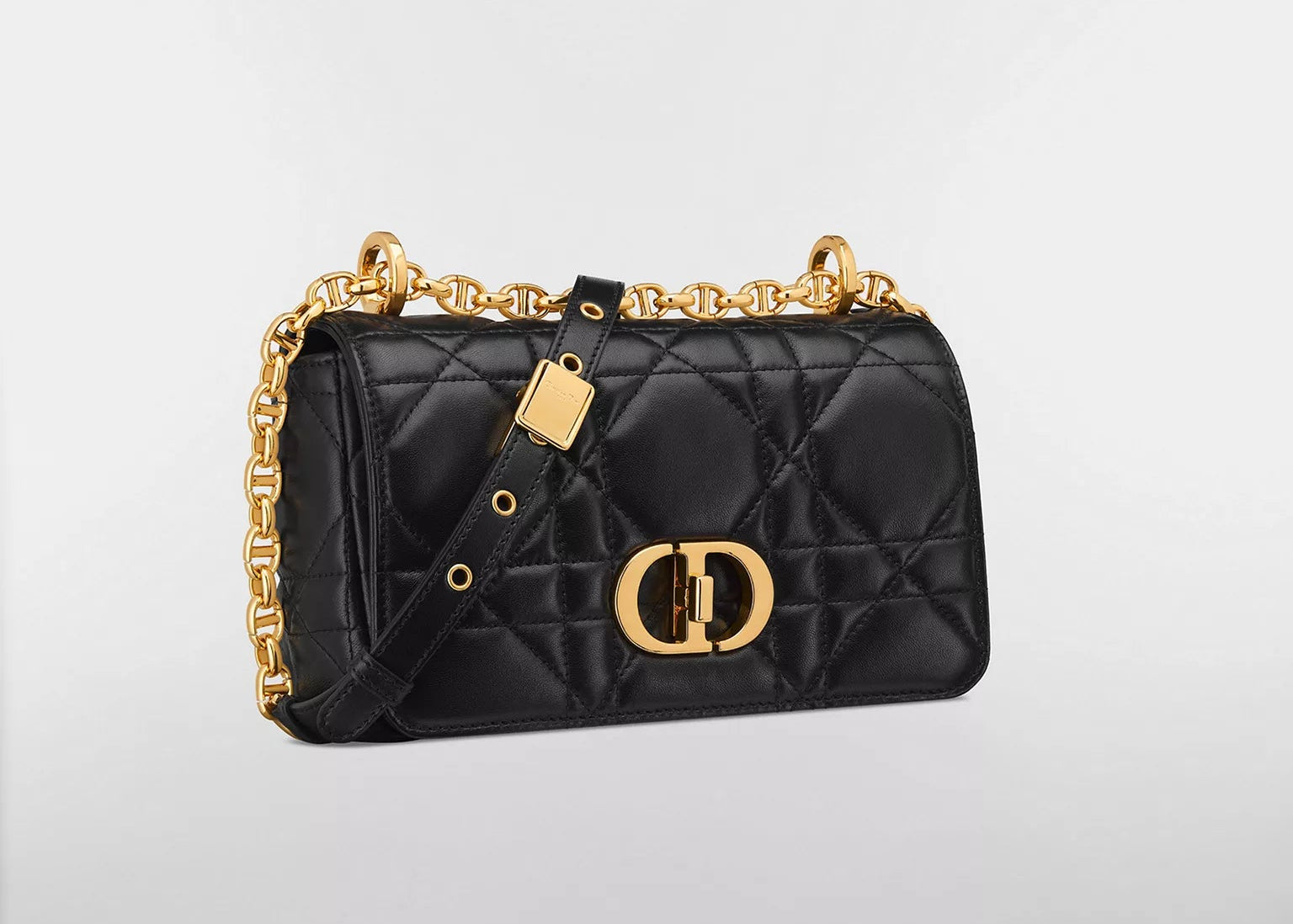 Dior Small Caro Supple Cannage Calfskin Bag Black, sac à rabat en cuir de veau noir matelassé Cannage, fermoir CD doré vieilli et bandoulière chaîne vu de 3/4 face. 