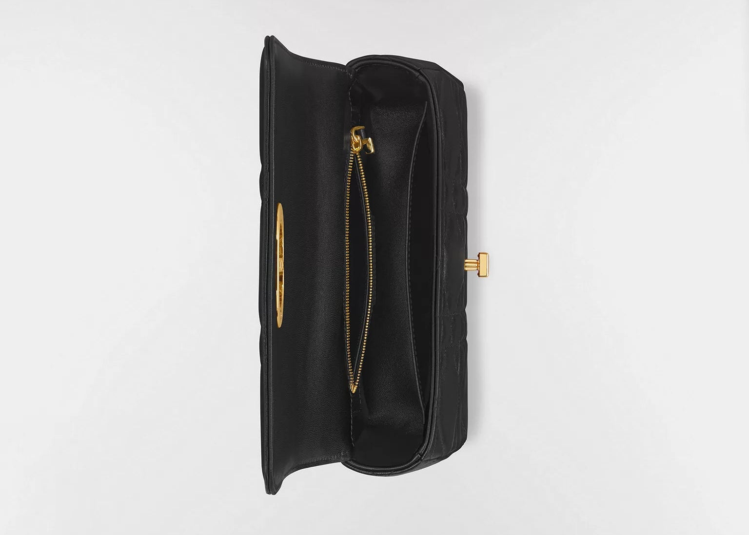 Dior Small Caro Supple Cannage Calfskin Bag Black, sac à rabat en cuir de veau noir matelassé Cannage, fermoir CD doré vieilli et bandoulière chaîne vu de dessus. 