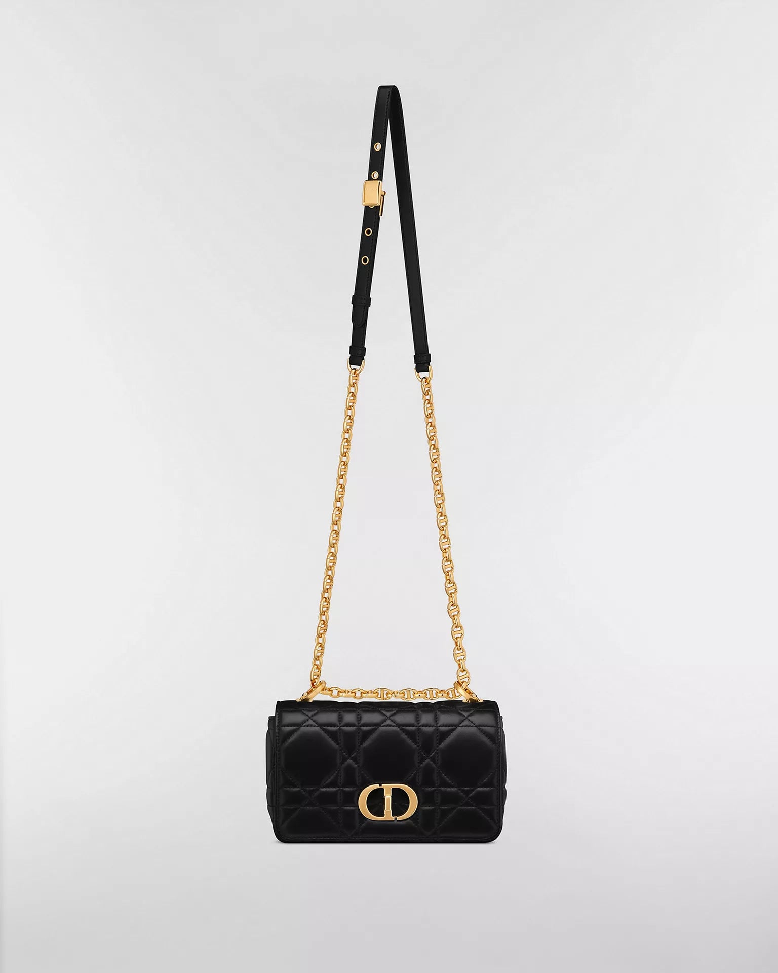 Dior Small Caro Supple Cannage Calfskin Bag Black, sac à rabat en cuir de veau noir matelassé Cannage, fermoir CD doré vieilli et bandoulière chaîne. 