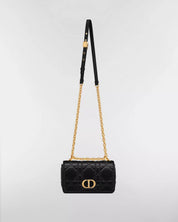 Dior Small Caro Supple Cannage Calfskin Bag Black, sac à rabat en cuir de veau noir matelassé Cannage, fermoir CD doré vieilli et bandoulière chaîne. 