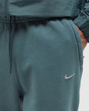 Nike x NOCTA Fleece CS Sweatpant Petrol, pantalon de survêtement vert pétrole en fleece avec chevilles côtelées et poches zippées NOCTA.