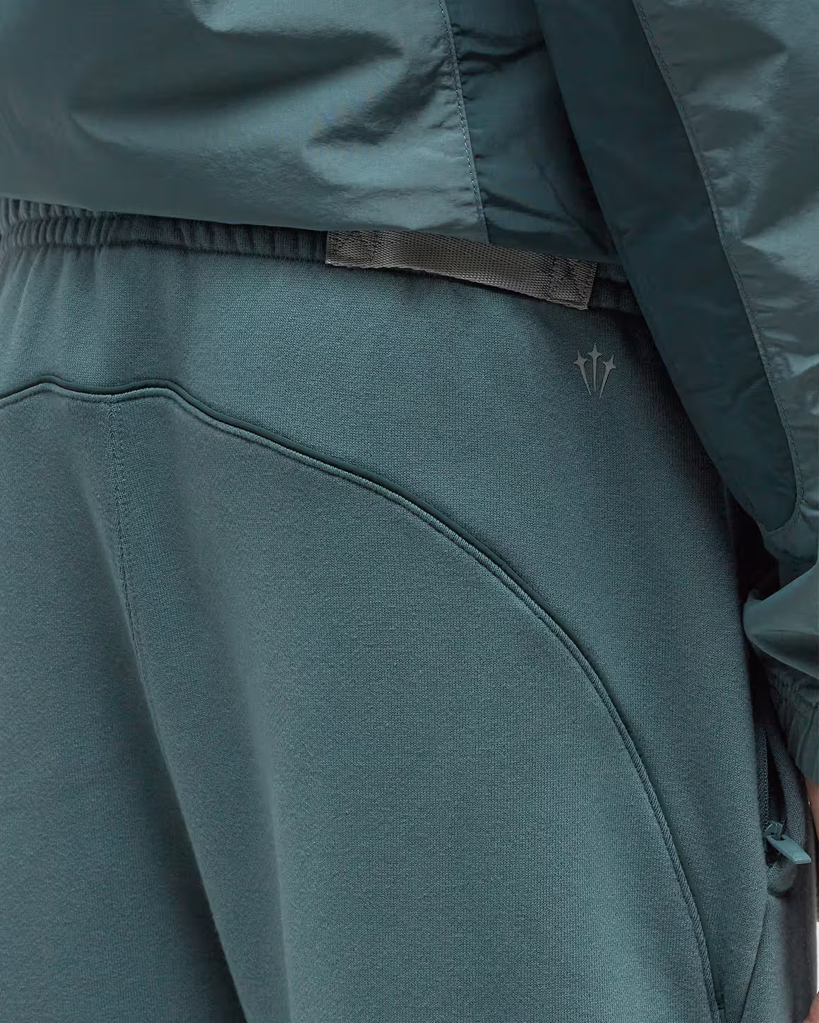 Nike x NOCTA Fleece CS Sweatpant Petrol, pantalon de survêtement vert pétrole en fleece avec chevilles côtelées et poches zippées NOCTA.