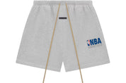 Fear of God Essentials NBA Sweatshorts Light Heather, short en molleton gris clair Light Heather issu de la collaboration Fear of God Essentials x NBA avec coupe décontractée et finitions premium.
