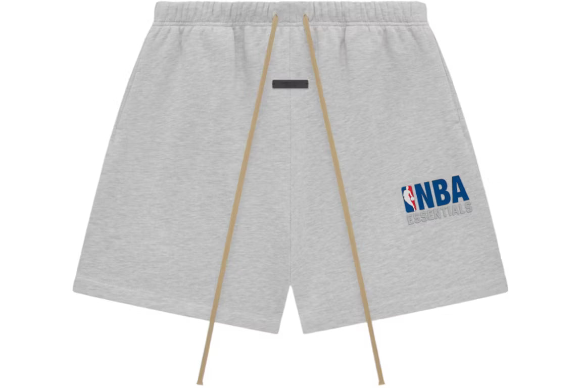 Fear of God Essentials NBA Sweatshorts Light Heather, short en molleton gris clair Light Heather issu de la collaboration Fear of God Essentials x NBA avec coupe décontractée et finitions premium.