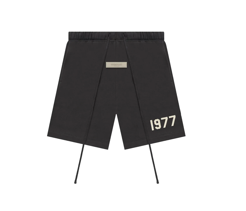 Fear of God Essentials 1977 Short Black en tissu noir doux, avec coupe décontractée, taille élastique à cordon de serrage et marquage 1977.