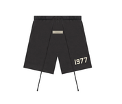 Fear of God Essentials 1977 Short Black en tissu noir doux, avec coupe décontractée, taille élastique à cordon de serrage et marquage 1977.