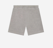 Fear of God Essentials 1977 Short Grey en tissu gris doux, avec coupe décontractée, taille élastique ajustable, cordon de serrage et marquage 1977 contrastant.