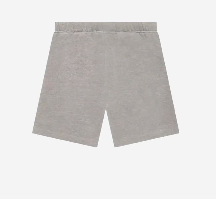 Fear of God Essentials 1977 Short Grey en tissu gris doux, avec coupe décontractée, taille élastique ajustable, cordon de serrage et marquage 1977 contrastant.