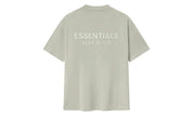 Fear of God Essentials Classic Tee Abbey Stone, tee-shirt beige minéral en coton à coupe relaxée avec logos Essentials sur la poitrine et le dos.