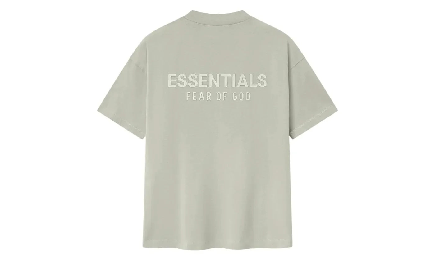 Fear of God Essentials Classic Tee Abbey Stone, tee-shirt beige minéral en coton à coupe relaxée avec logos Essentials sur la poitrine et le dos.