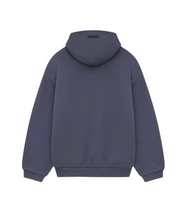 Fear of God Essentials Fleece Hoodie Marine, hoodie en polaire coloris Marine de Fear of God Essentials avec coupe ample et finitions premium.