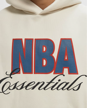 Fear of God Essentials NBA 90's Hoodie Cream White, hoodie Cream White issu de la collaboration Fear of God Essentials x NBA avec coupe ample, inspiration années 90 et finitions premium.