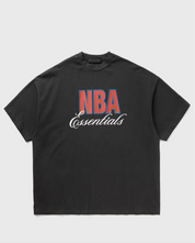Fear of God Essentials NBA 90's Tee Black, t-shirt noir en coton premium issu de la collaboration Fear of God Essentials x NBA, inspiré du basketball des années 90.