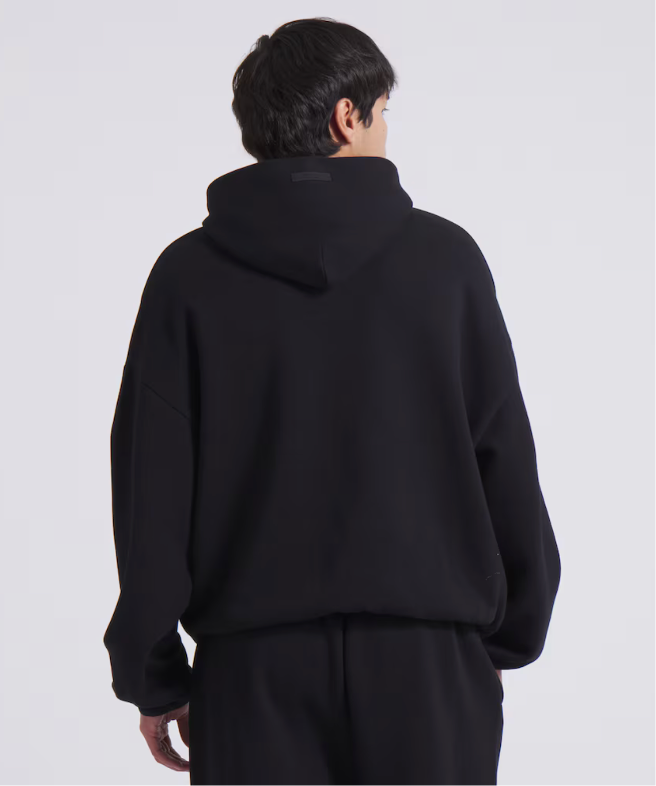 Fear of God Essentials NBA Hoodie Black, hoodie noir issu de la collaboration Fear of God Essentials x NBA au design minimaliste et au confort premium.