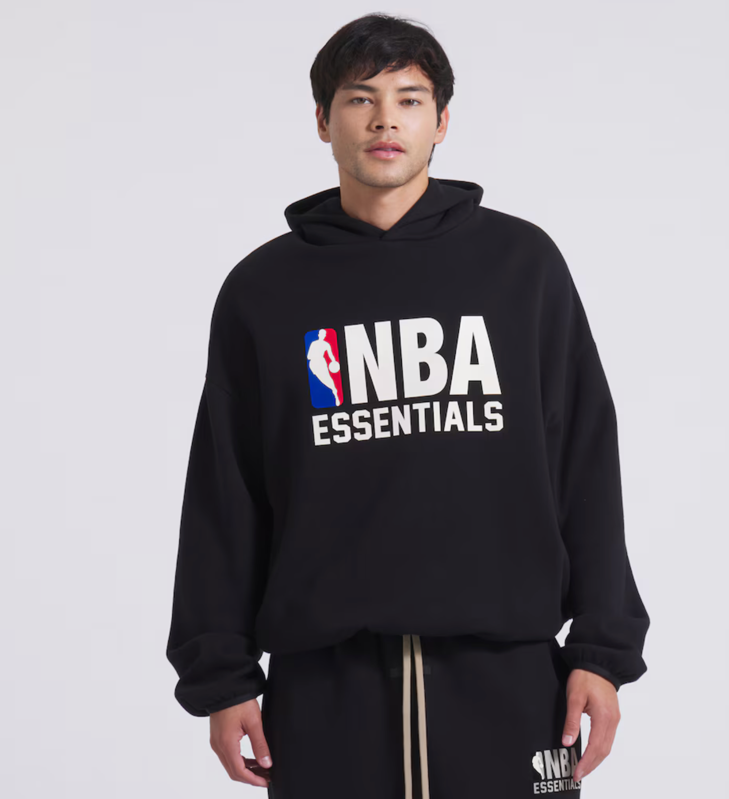 Fear of God Essentials NBA Hoodie Black, hoodie noir issu de la collaboration Fear of God Essentials x NBA au design minimaliste et au confort premium.