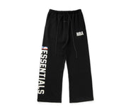 Fear of God Essentials NBA Lounge Sweatpant Black, pantalon de survêtement noir issu de la collaboration Fear of God Essentials x NBA au design minimaliste et confortable.