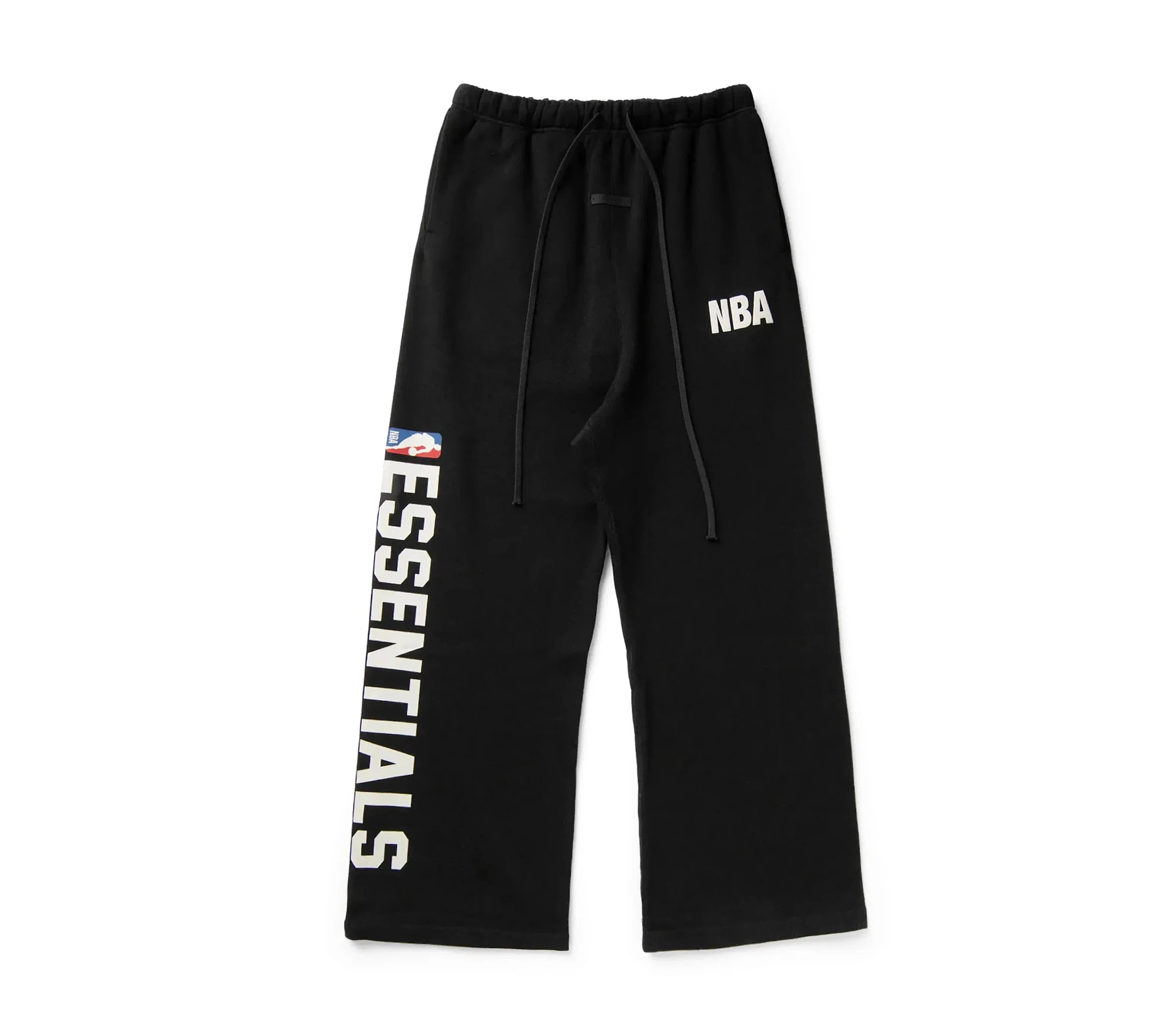 Fear of God Essentials NBA Lounge Sweatpant Black, pantalon de survêtement noir issu de la collaboration Fear of God Essentials x NBA au design minimaliste et confortable.