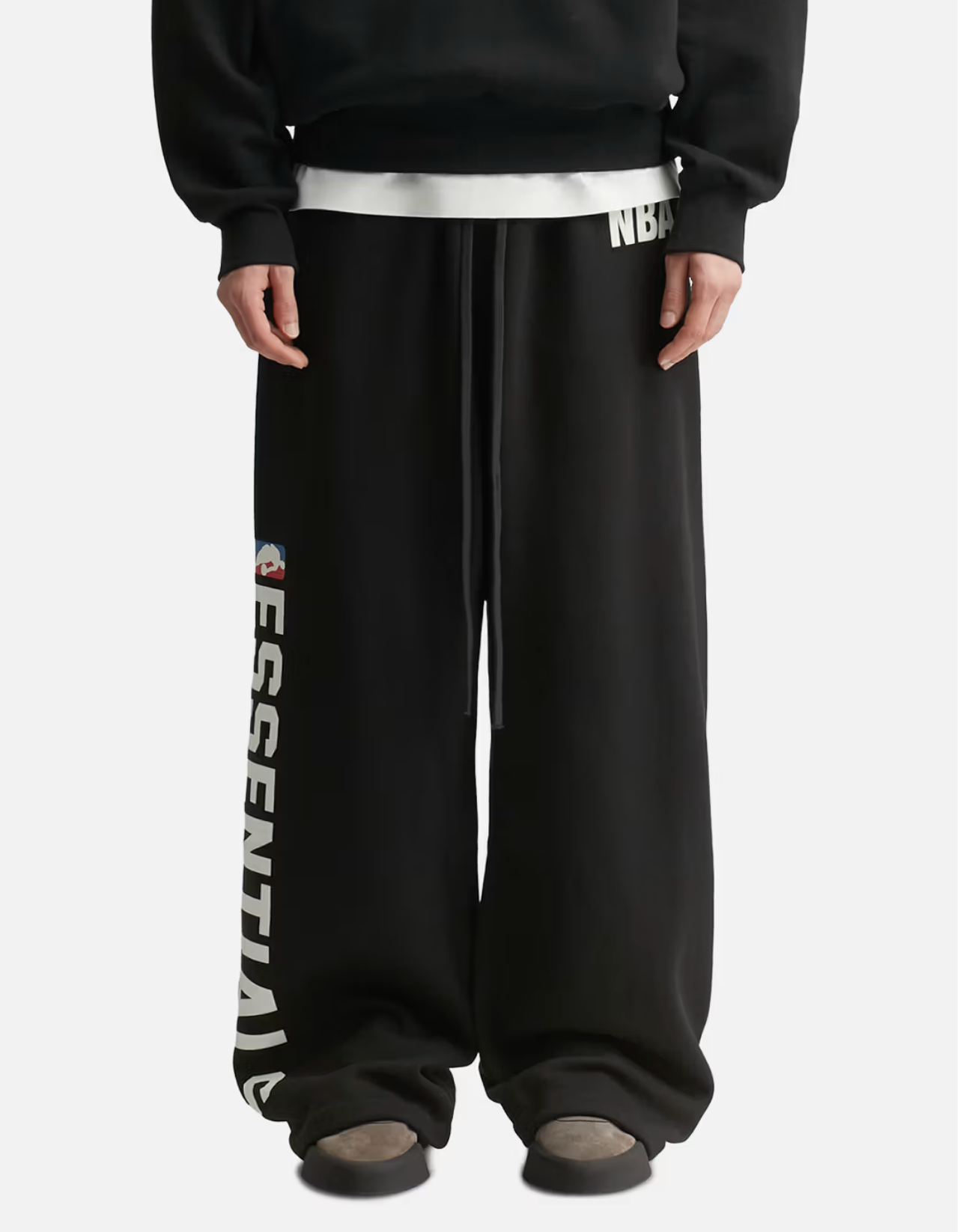 Fear of God Essentials NBA Lounge Sweatpant Black, pantalon de survêtement noir issu de la collaboration Fear of God Essentials x NBA au design minimaliste et confortable.