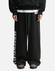 Fear of God Essentials NBA Lounge Sweatpant Black, pantalon de survêtement noir issu de la collaboration Fear of God Essentials x NBA au design minimaliste et confortable.