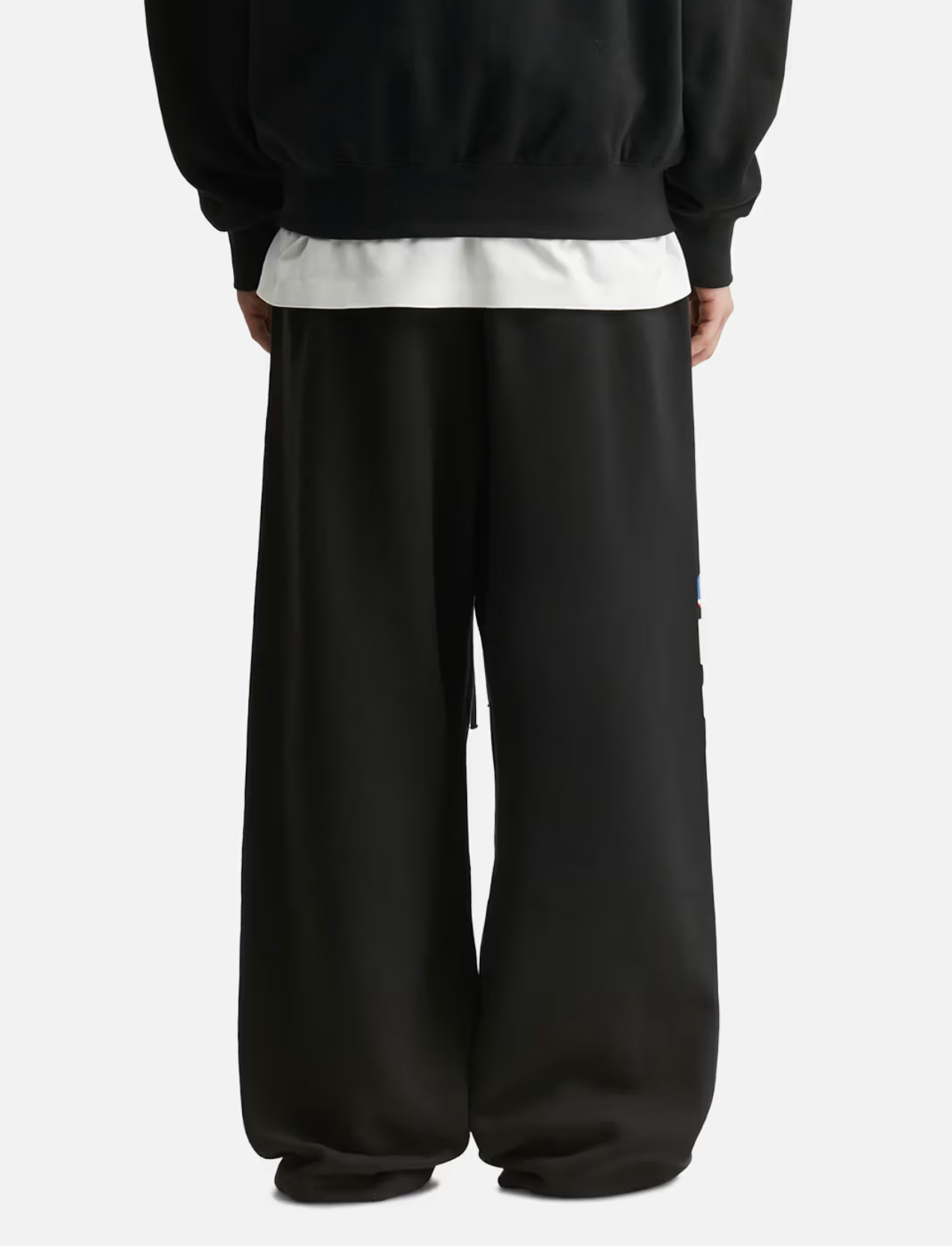 Fear of God Essentials NBA Lounge Sweatpant Black, pantalon de survêtement noir issu de la collaboration Fear of God Essentials x NBA au design minimaliste et confortable.